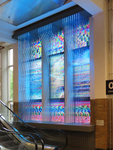 848963 Afbeelding van het raamkunstwerk van Jop Vissers Vorstenbosch uit 2020, in de zuidgevel van Bibliotheek Neude ...